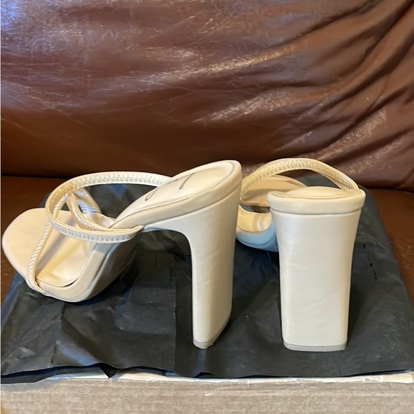 Nude/tan LuLus strappy heels Size 5 - Picture 2 of 5